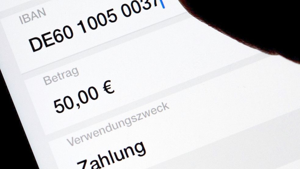Seit einigen Tagen findet bei jeder Überweisung eine Empfängerüberprüfung statt. Foto: dpa/Monika Skolimowska