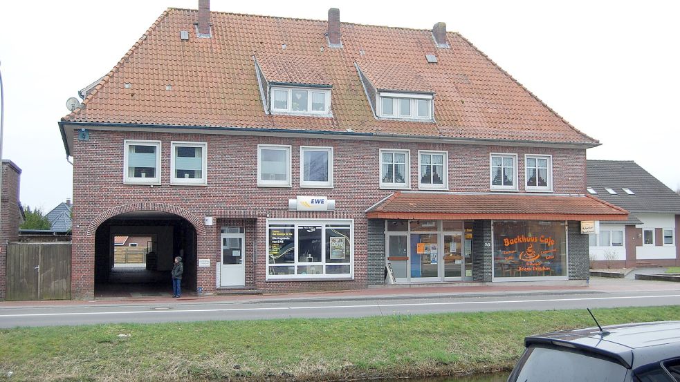 Das Gebäude hat sich äußerlich kaum verändert. Im rechten Teil war die Fleischrei Ahlers. Das Foto wurde zur Zeit des Backshops vor rund zehn Jahren aufgenommen.