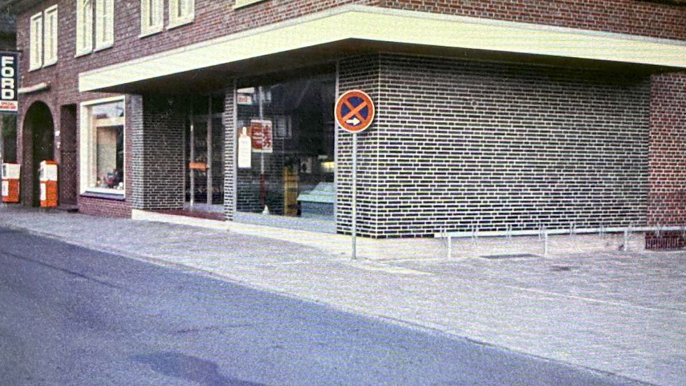 Die markante blaue Außenmauer gibt es immer noch, die Ford-Werkstatt im Hintergrund schon lange nicht mehr. Foto: Sammlung Ahlers