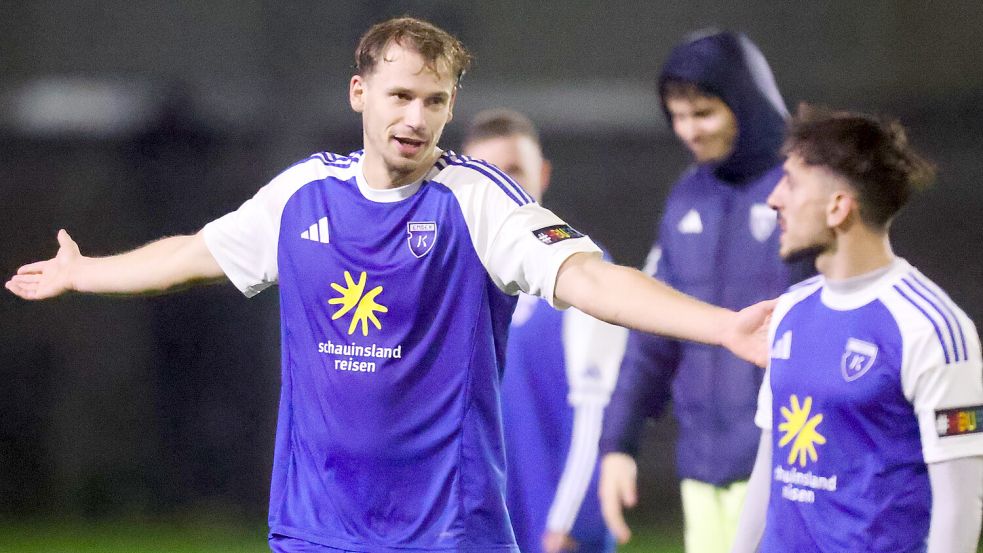 David Schiller (links) diskutiert nach Schlusspfiff mit Kai Kaissis. Fotos. Doden/Emden