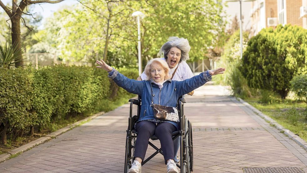 Pflege bedeutet oftmals Belastung. Eine Pause wäre nötig, doch wer kümmert sich in dieser Zeit? Dafür hat der Gesetzgeber Möglichkeiten geschaffen. Foto: IMAGO/Jose Carlos Ichiro