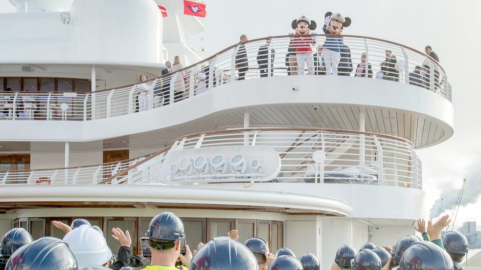 Micky und Minnie winken von Bord der "Disney Destiny". Foto: Meyer Werft