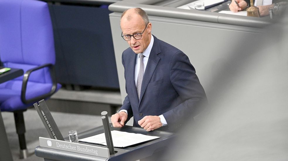 Bundeskanzler Friedrich Merz (CDU) äußert sich in seiner Regierungserklärung im Bundestag gleich zu Beginn zum in Ägypten unterzeichneten Gaza-Friedensplan von US-Präsident Donald Trump. Foto: Niklas Graeber