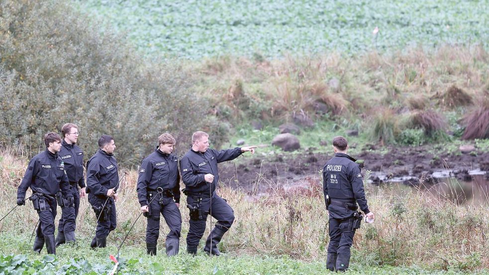 Am Mittwoch hatten Polizisten vor allem das Umfeld eines Tümpels penibel abgesucht. Foto: Bernd Wüstneck