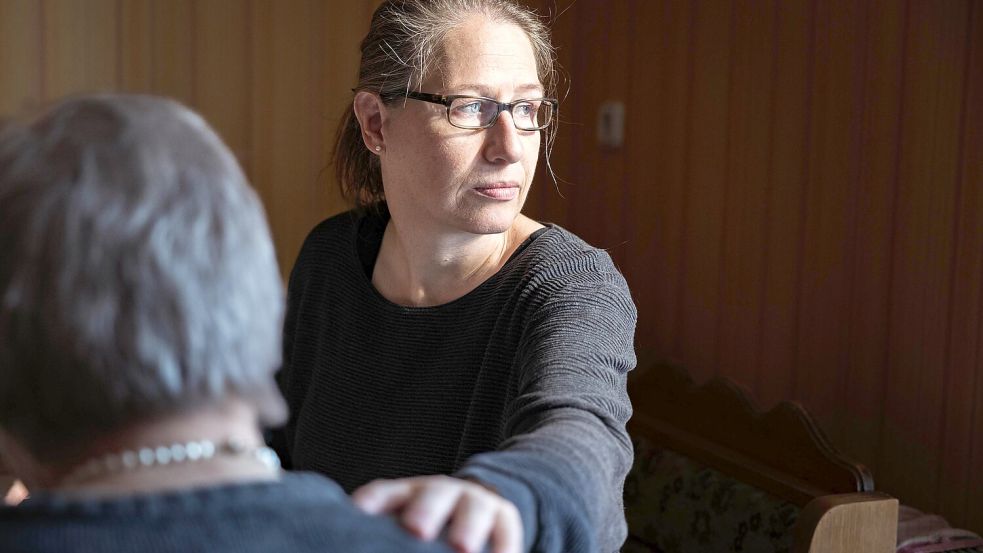 Tanja Brinkmann pflegt seit sieben Jahren ihre Mutter. Sie braucht eine Pause. Doch wer kümmert sich in dieser Zeit - und wer bezahlt das? Foto: Denise Matthey
