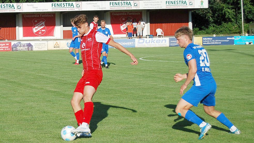 Concordia Ihrhove, am Ball Hennes Janssen, will sich mit einem Heimsieg gegen Aurich eine gute Ausgangslage für das Topspiel in Pewsum am nächten Spieltag erarbeiten. Foto: Reemts