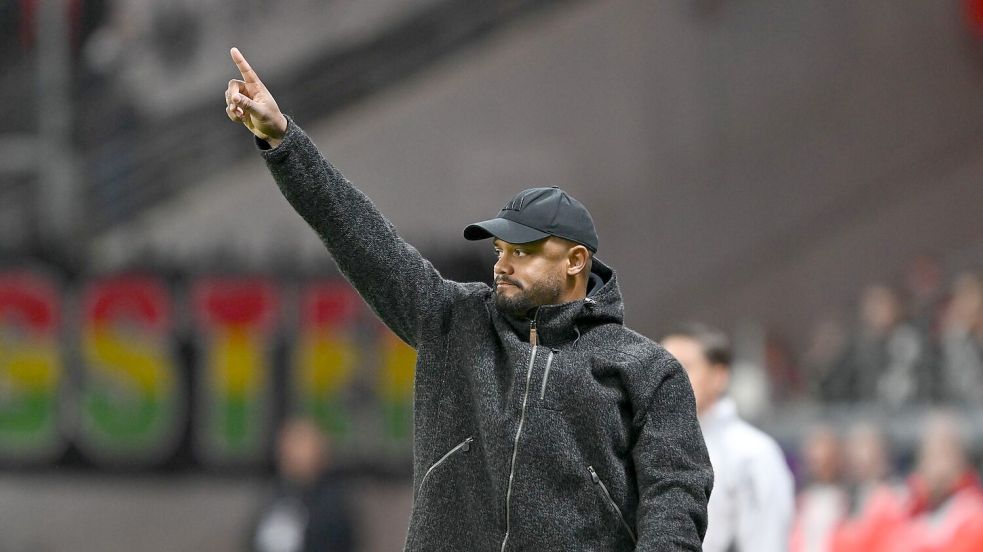 Gibt den Weg für den FC Bayern vor: Trainer Vincent Kompany. Foto: Arne Dedert