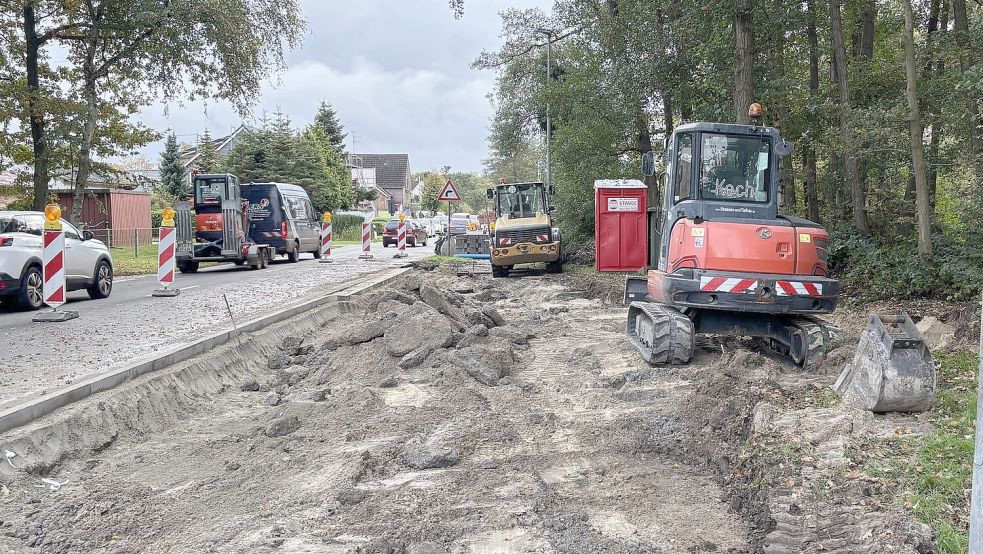 In Langholt wird an der vielbefahrenen Dorfstraße der motorisierte Verkehr in Höhe des Feldkampswegs einspurig an der Baustelle vorbeigeleitet. Foto: Horst Kruse