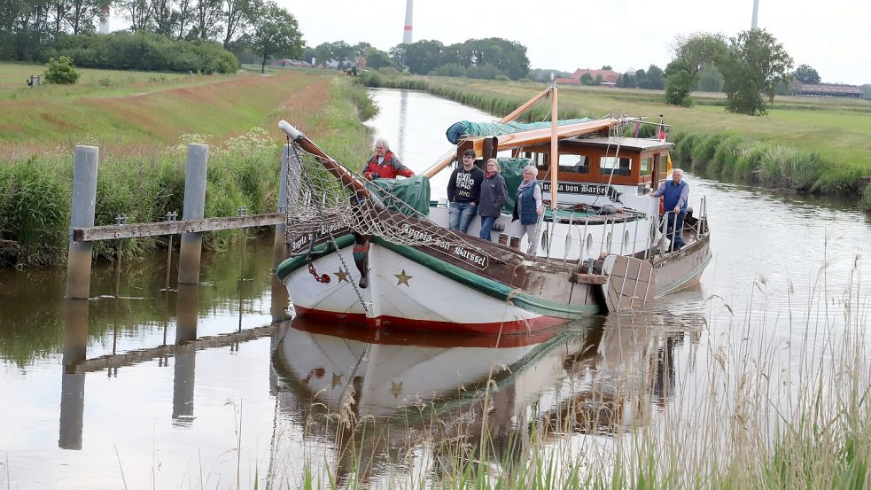 Die Museumstjalk „Angela von Barßel“ auf Fahrt. Foto: Hans Passmann