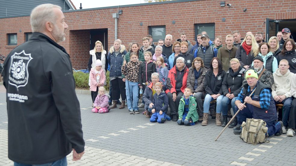 Lars Krummen (links), Vorsitzender des Schützenvereins Ostrhauderfehns, gibt vor der Müllsammelaktion am Sonnabend einige Instruktionen an die gut 100 Teilnehmerinnen und Teilnehmer, die sich bei der Alten Volksschule an der Osterfehntjer Kirchstraße versammelt haben, die Vereins- und Gemeindezentrum ist. Foto: Astrid Fertig