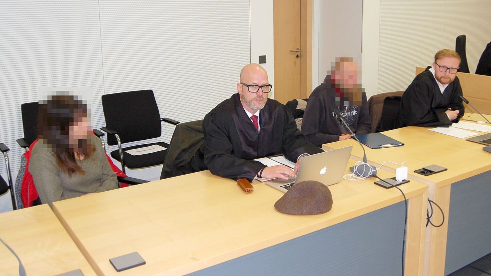 Die beiden Angeklagten mit ihren Verteidigern Niels Wielage und Jan van Lengerich (rechts). Foto: Hendrik Steinkuhl