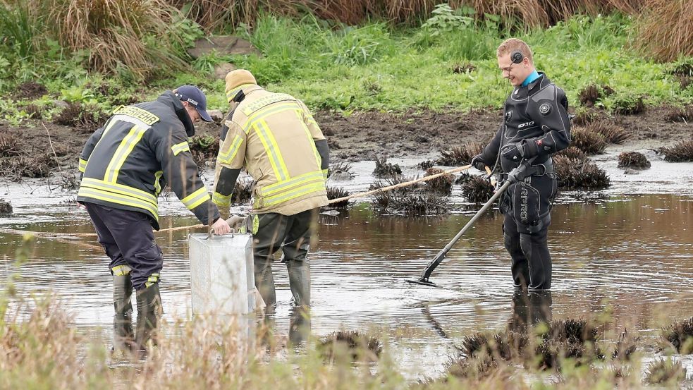 Einsatzkräfte haben bei ihren Ermittlungen zum Tod des achtjährigen Fabian aus Güstrow erneut einen Tümpel im Bereich des Fundortes der Leiche in den Blick genommen. Foto: Bernd Wüstneck