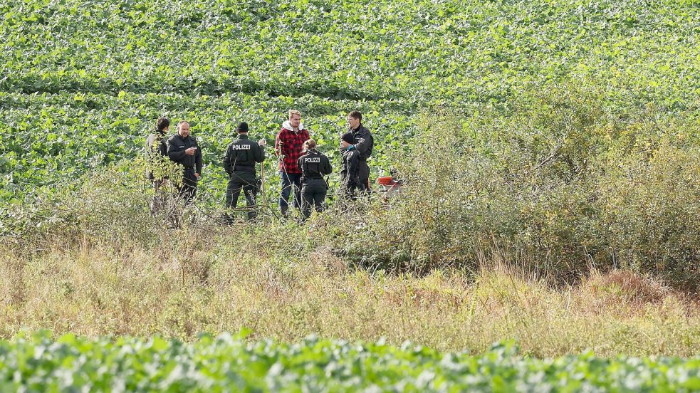 Am Freitag kehrte die Polizei erneut zum Fundort zurück, nachdem sie zuvor schon abgezogen war. Foto: Bernd Wüstneck