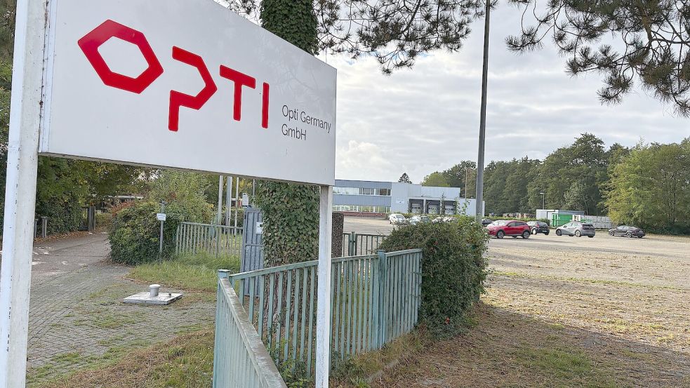 Das Schild ist noch das alte, auch wenn Opti in Rhauderfehn vor kurzem vom Finanzinvestor Aequita verkauft wurde. Der hatte zuvor noch eine Reihe von Mitarbeitern entlassen, die gegen die Kündigung geklagt hatten. Foto: Marion Janßen