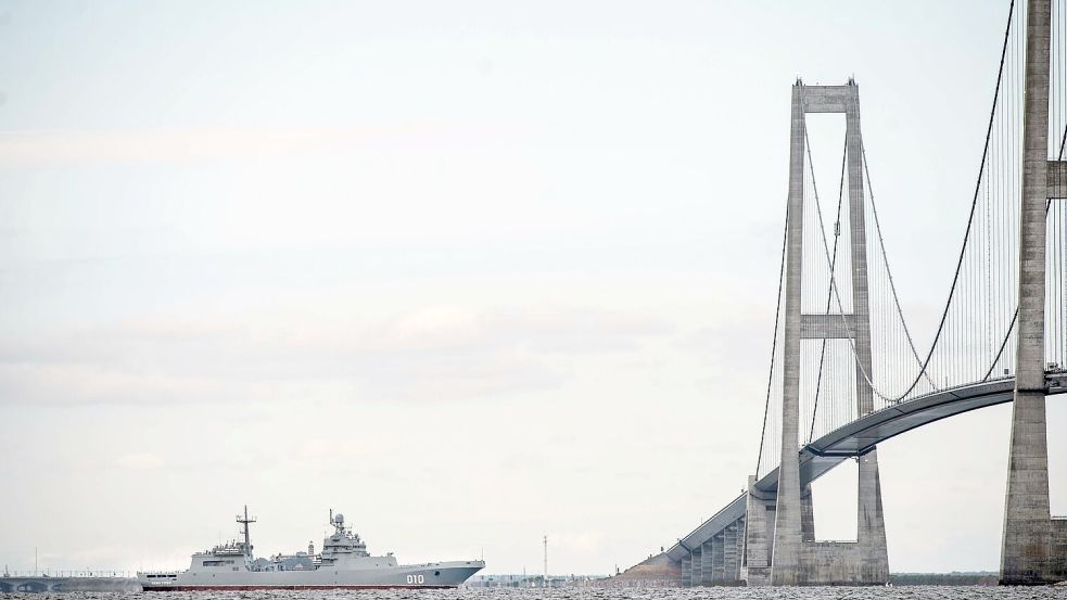 Die Brücke über den Großen Belt - hier ist ein Schiff der russischen Nordflotte unter ihr zu sehen - zählt zu den imposantesten Bauwerken Dänemarks. (Symbolbild) Foto: Tim Kildeborg Jensen/Ritzau Scan