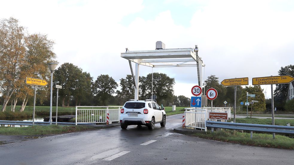 Die Brücke in Osterhausen über den Elisabethfehnkanal ist wieder freigegeben. Foto: Hans Passmann