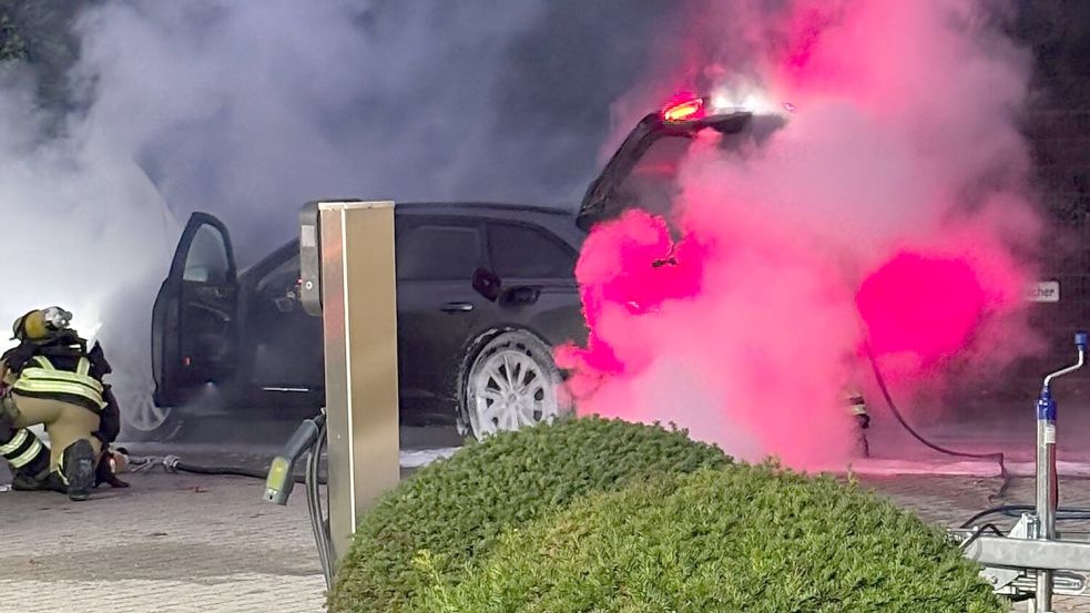 Die Feuerwehr startete einen Löschangriff mit dem Cobra-Löschsystem. Foto: Feuerwehr