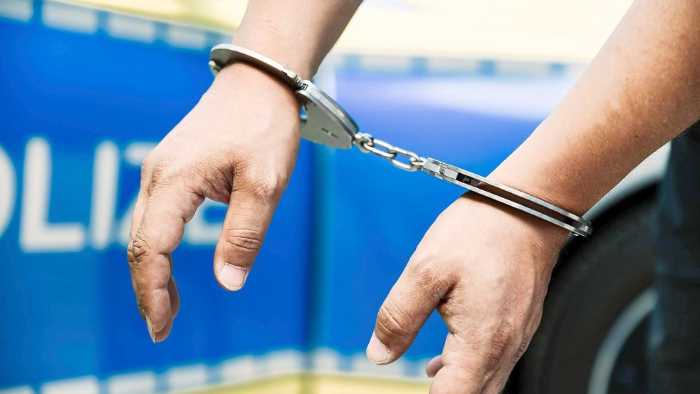 Die Ermittlungsgruppe Straßendeal hat nach wochenlangen Ermittlungen eine Wohnung in Bremen-Mitte durchsucht. Dabei wurde ein 52-jähriger mutmaßlicher Drogenhändler festgenommen. Foto: imago images / onw-images