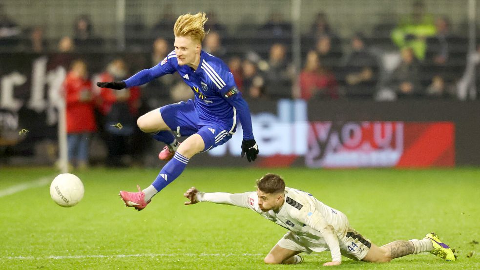 Mit wehenden Haaren wirbelte Pascal Steinwender bis August für Kickers. Nun ist er Stammspieler in Jeddeloh. Foto: Jens Doden