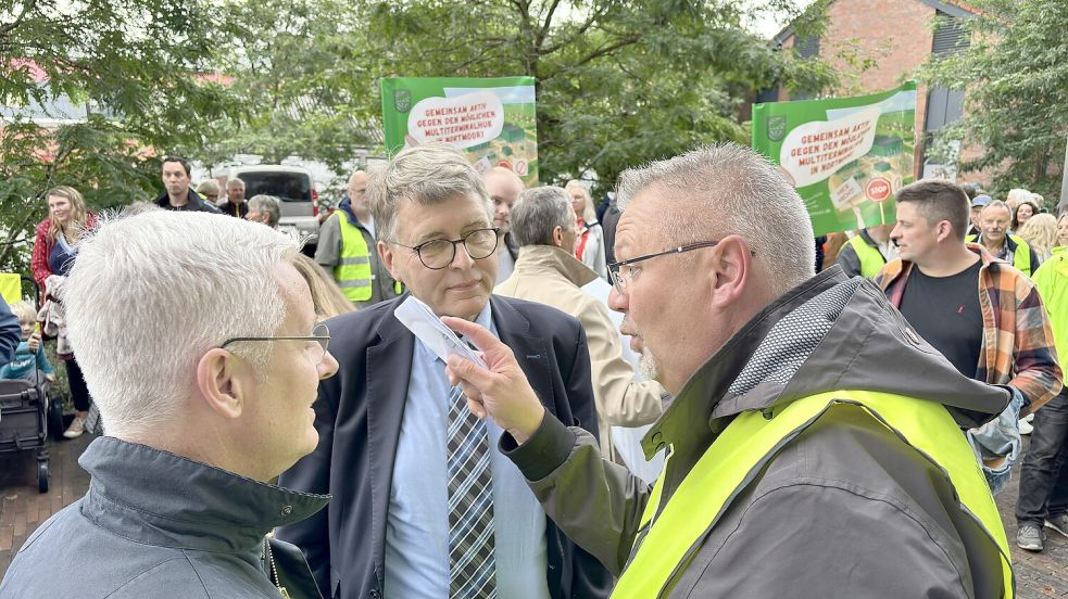 Wer genehmigt eigentlich den Multiterminal-Hub? Darüber wunderte sich auch Heiko Claußen (rechts), Sprecher der Bürgerinitiative gegen Tennet. Foto: Klaus Ortgies/Archiv
