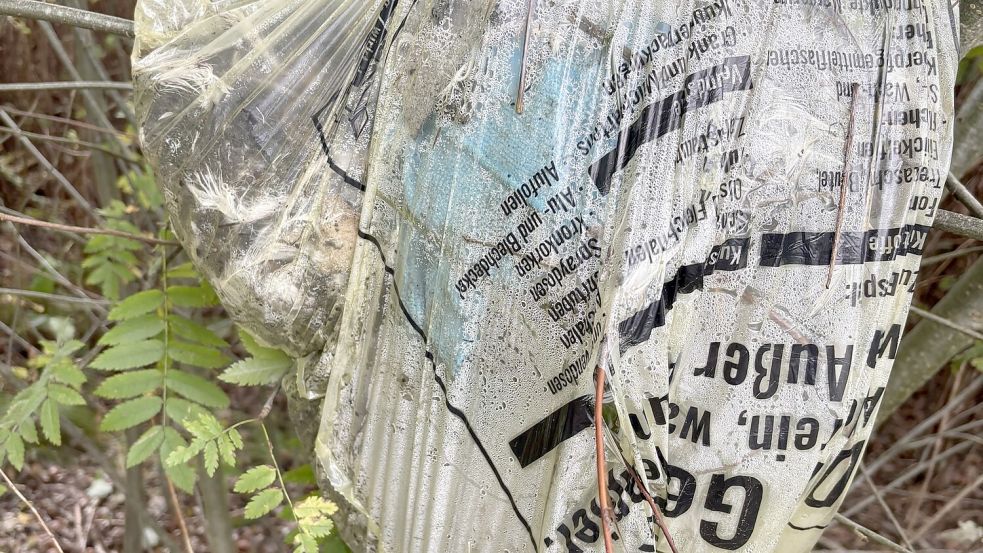Tote Hühner wurden in Kunststoffsäcke gestopft und am Wegesrand entsorgt. Foto: Privat