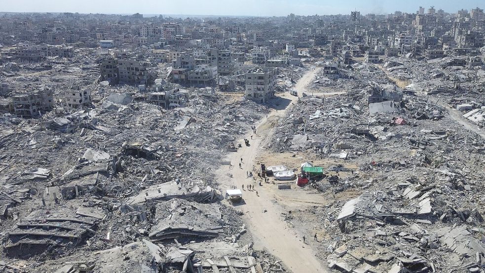 Die Waffenruhe im weitgehend zerstörten Gazastreifen gilt als fragil. (Archivbild) Foto: Uncredited/AP/dpa