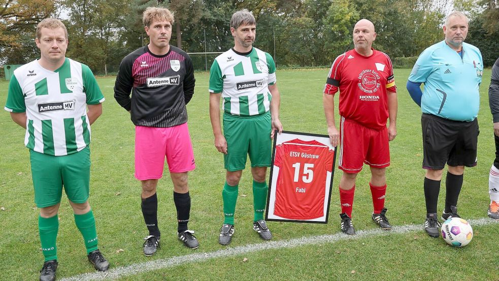 Die Mitglieder des ETSV Güstrow erinnerten mit einem Trikot an den getöteten Jungen. Foto: Bernd Wüstneck