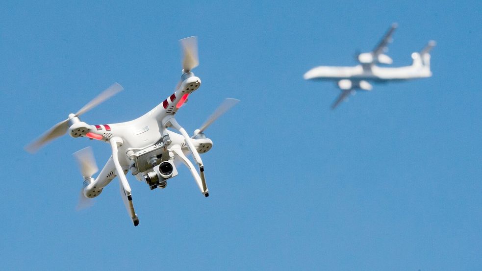 Viele Menschen vermuten Russland hinter den Drohnensichtungen. (Symbolbild) Foto: Julian Stratenschulte