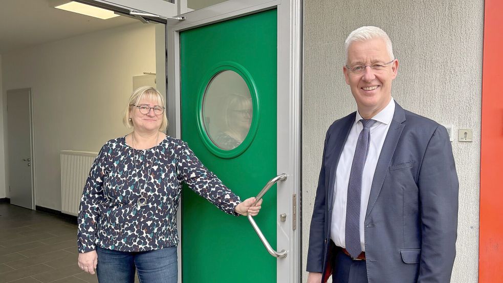 Sachgebietsleiterin Birgit Heine Lange hält Landrat Matthias Groote die Tür zur Führerscheinstelle auf. Foto: Lars Löschen