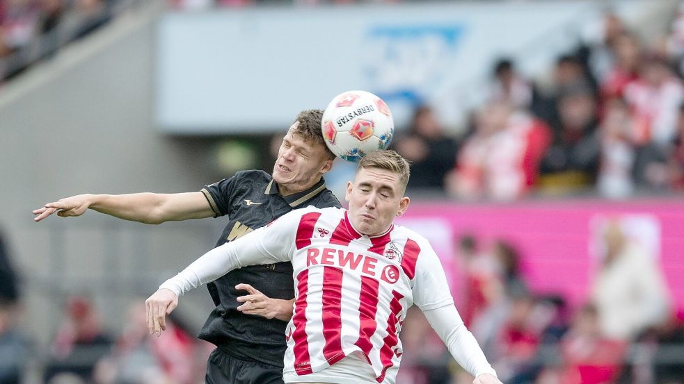 Kölns Isak Johannesson (r) und Augsburgs Robin Fellhauer kämpfen um den Ball. Foto: Marius Becker