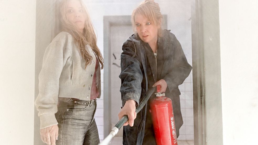 Angriff mit dem Feuerlöscher: Katrin König (Anneke Kim Sarnau, l.) und Melly Böwe (Lina Beckmann). „Polizeiruf 110: Tu es!“. Sonntag, 19.10. um 20.15 Uhr im Ersten und in der ARD Mediathek. Foto: © NDR/Boris Laewen