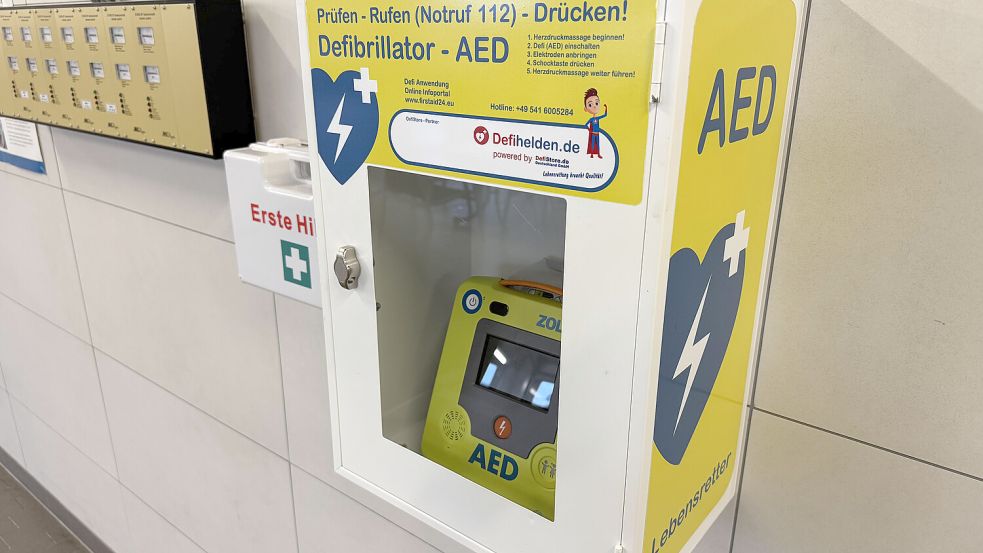 Ein Defibrillator ist im Feuerwehrhaus am Eckergarten in Wallenhorst angebracht. Foto: Marcus Alwes