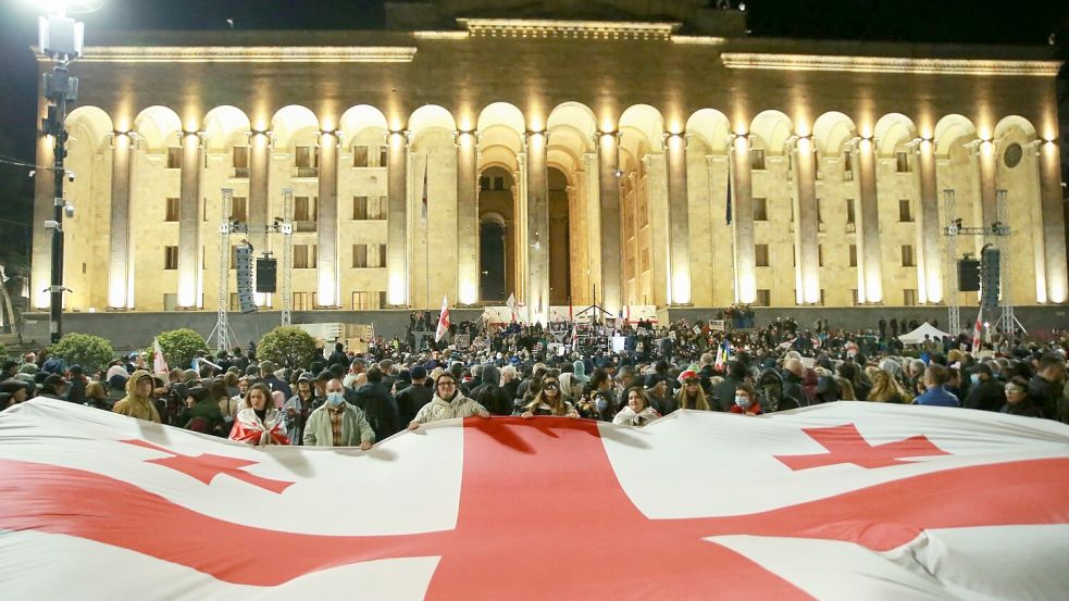 Der deutsche Botschafter hatte der georgischen Regierung öffentlich einen autoritären Kurs vorgeworfen und Prozesse gegen Oppositionelle besucht. (Archivbild) Foto: Zurab Tsertsvadze/AP/dpa