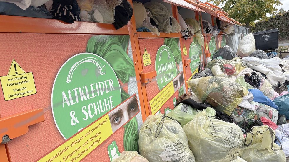 Zig Säcke stapelten sich dieser Tage vor den rappelvollen Altkleidercontainern am Rhauderfehner Untenende (Parkplatz hinter dem Pantry). Foto: Marion Janßen