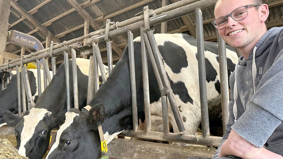 Ackerbau und Tierzucht: Für den 22-Jährigen macht es die Mischung, die ihn beruflich ausfüllt. Foto: Claudia Wimberg