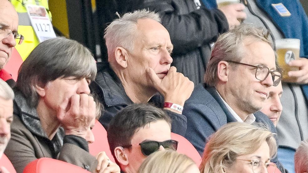 Auch die Trainer-Legenden Joachim Löw (l.) und Christian Streich (M.) waren im Stadion. Foto: Harry Langer