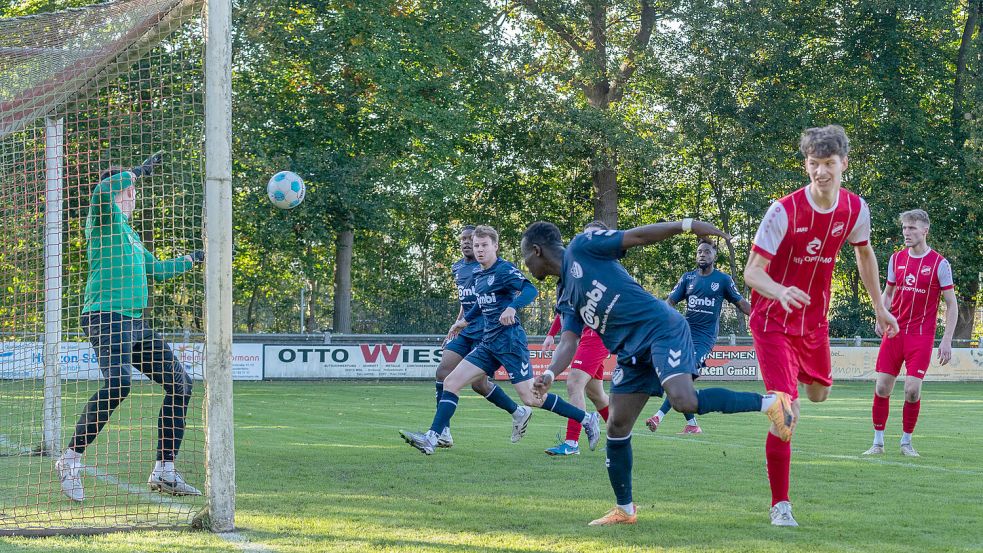 Moustapha Camara erzielte als kleinster Spieler auf dem Feld per Kopf den Anschlusstreffer für Aurich. Foto: Heiner Lohmann