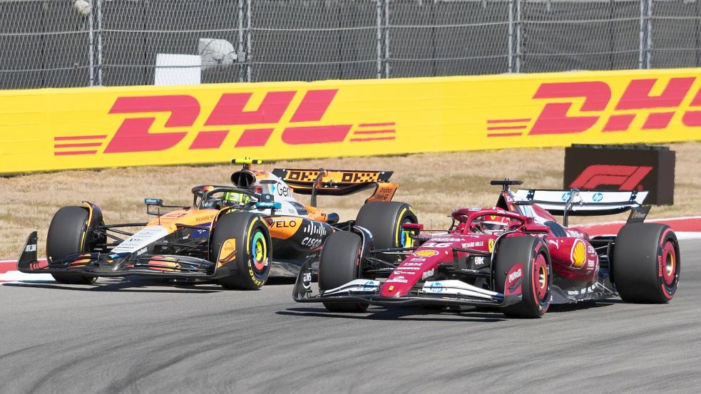 Lando Norris (l) schaffte es kurz vor Schluss doch noch an Charles Leclerc vorbei. Foto: Nick Didlick/AP/dpa