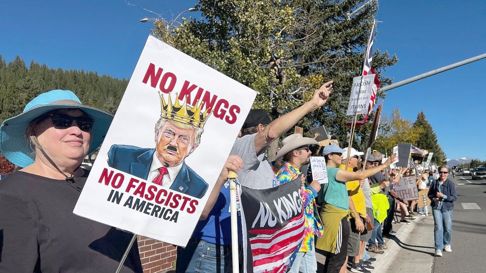 Kritiker werfen US-Präsident Donald Trump vor, zu viel Macht an sich zu reißen. Foto: Barbara Munker/dpa