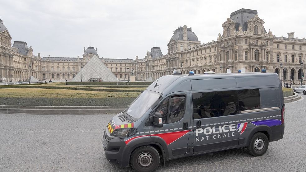 Der Louvre bleibt für Besucher doch weiter geschlossen. Foto: Thibault Camus/AP/dpa
