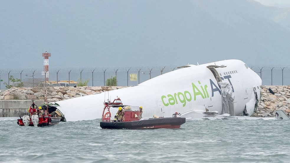 Die Frachtmaschine rutschte über die Landebahn hinaus ins Wasser. Foto: Chan Long Hei/AP/dpa
