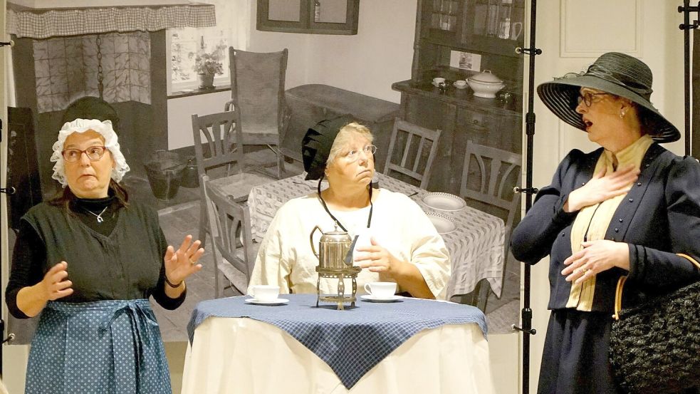 Das Foto zeigt drei Frauen (Monika Hauer, Elvira Duken, Ondra Schilling) bei einer Streitszene im vergangenen Jahr. Foto: Hinrich Heselmeyer.