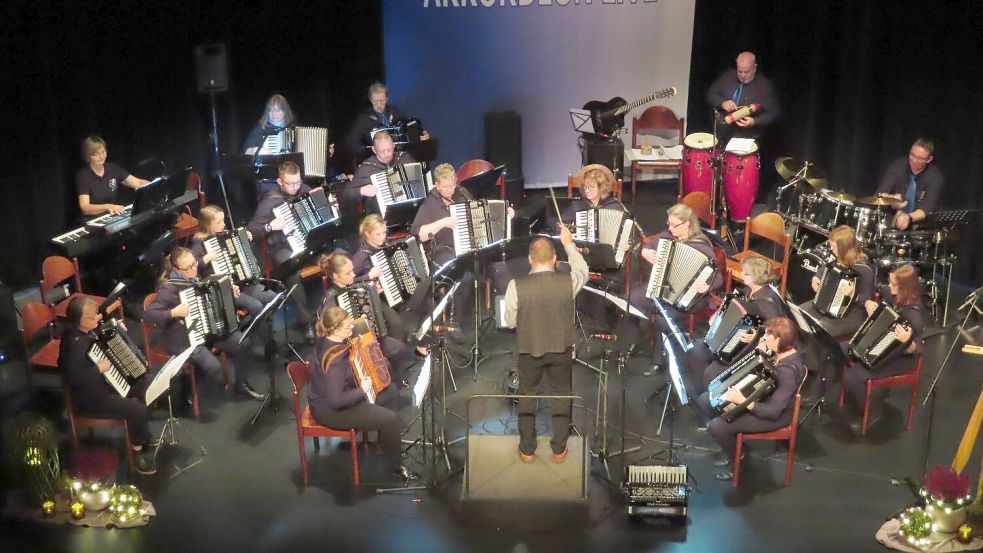 Das Akkordeonorchester Papenburg präsentiert unter der Leitung von Hannes Ostholthoff ein abwechslungsreiches Programm mit bekannten Filmmusiken und internationalen Melodien. Foto: Nina Plünnecke
