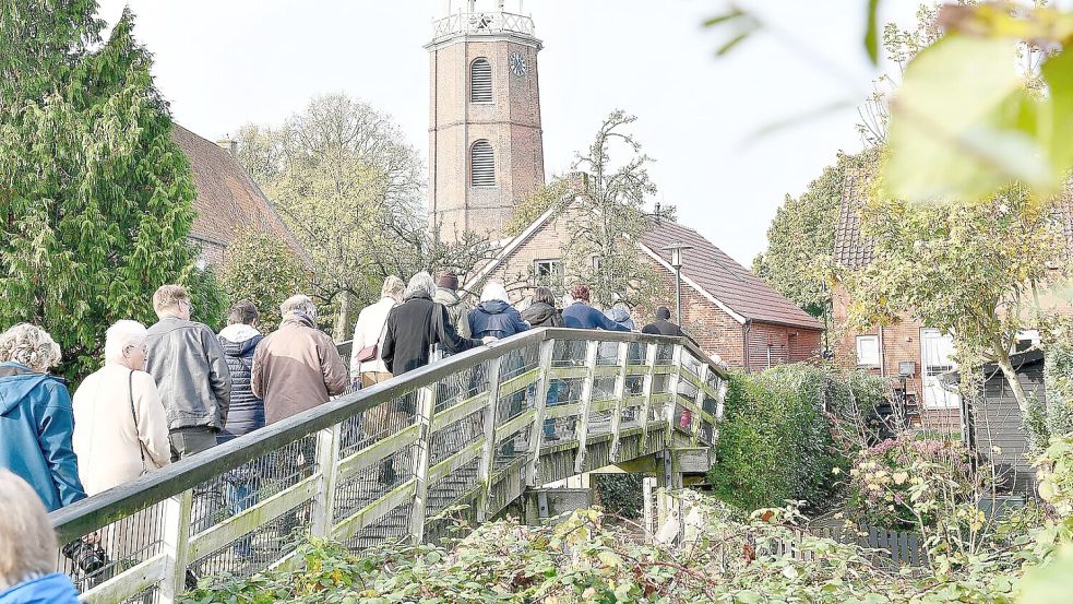 Durch die idyllischen Gassen des Fischerorts flanieren und Kunst entdecken – dazu laden die Ditzumer Kunsttage am 25. und 26. Oktober ein. Foto: Bodo Wolters