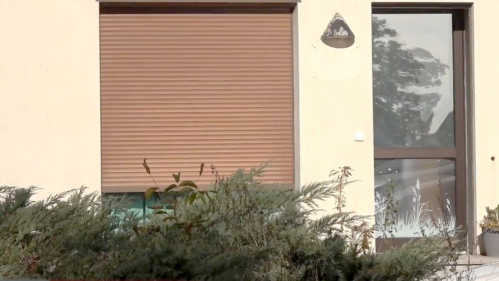 Bei dem Einsatz in Lindenberg geht es den Angaben danach, Gegenstände aufzufinden sowie Tatspuren und andere Beweismittel zu sichern. Foto: Ivo Böhme/dpa