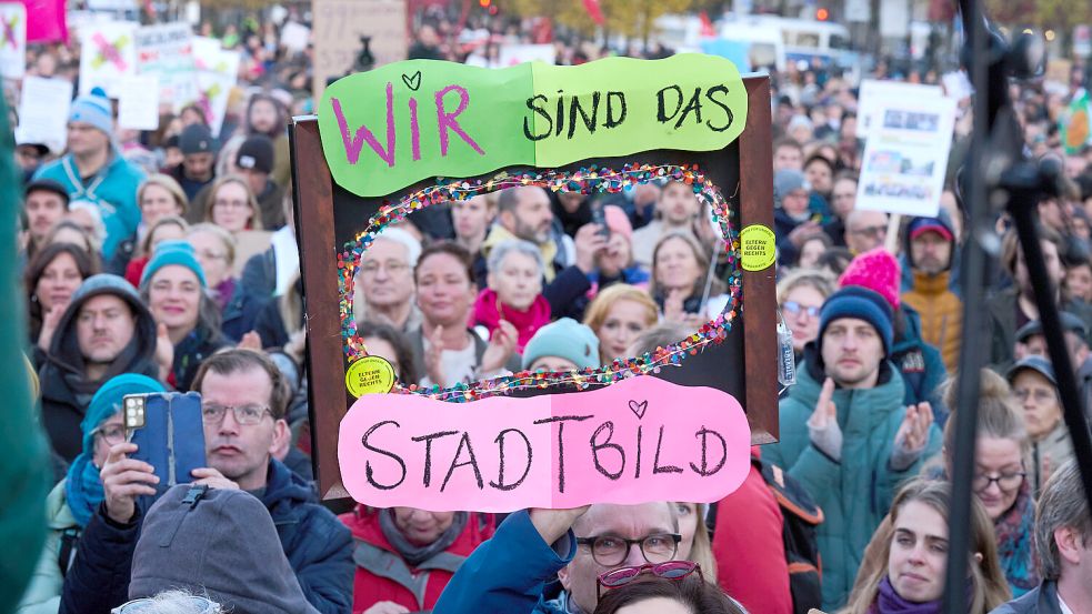Die Demonstration unter dem Motto „Brandmauer hoch! Wir sind das Stadtbild“ am Sonntag in Berlin bezieht sich auf die Äußerung von Bundeskanzler Merz im Zusammenhang mit der Migrationspolitik. Foto: Annette Riedl/dpa