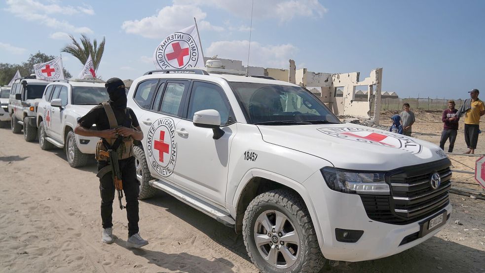 Die Hamas hat eine weitere Leiche an das Rote Kreuz übergeben, bei der es sich mutmaßlich um eine getötete Geisel handelt. (Archivbild) Foto: Abdel Kareem Hana/AP/dpa