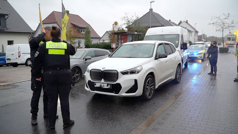Kollision am Ortseingang: Auto und Transporter stoßen in Bad Iburg auf der B51 zusammen. Foto: NWM-TV
