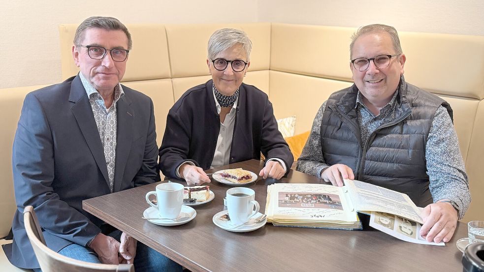 Freuen sich über fünf Jahre Rhauderfehner Erlebniswelt: Das Ehepaar sowie die ehemaligen Geschäftsführer des Hauses Magnus de Wall, Magrit de Wall (von links) und Friedrich Hafer, sowie Andree Winkler, der heutige Verkaufsleiter der Rhauderfehner Erlebniswelt. Fotos: privat