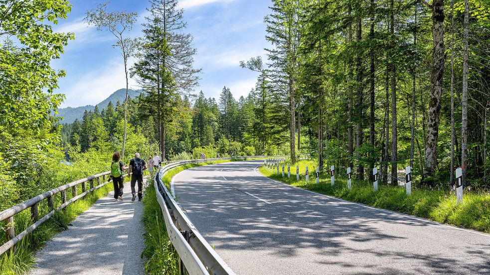 Leitplanken werden nach Bedarf aufgestellt. Foto: IMAGO / CHROMORANGE